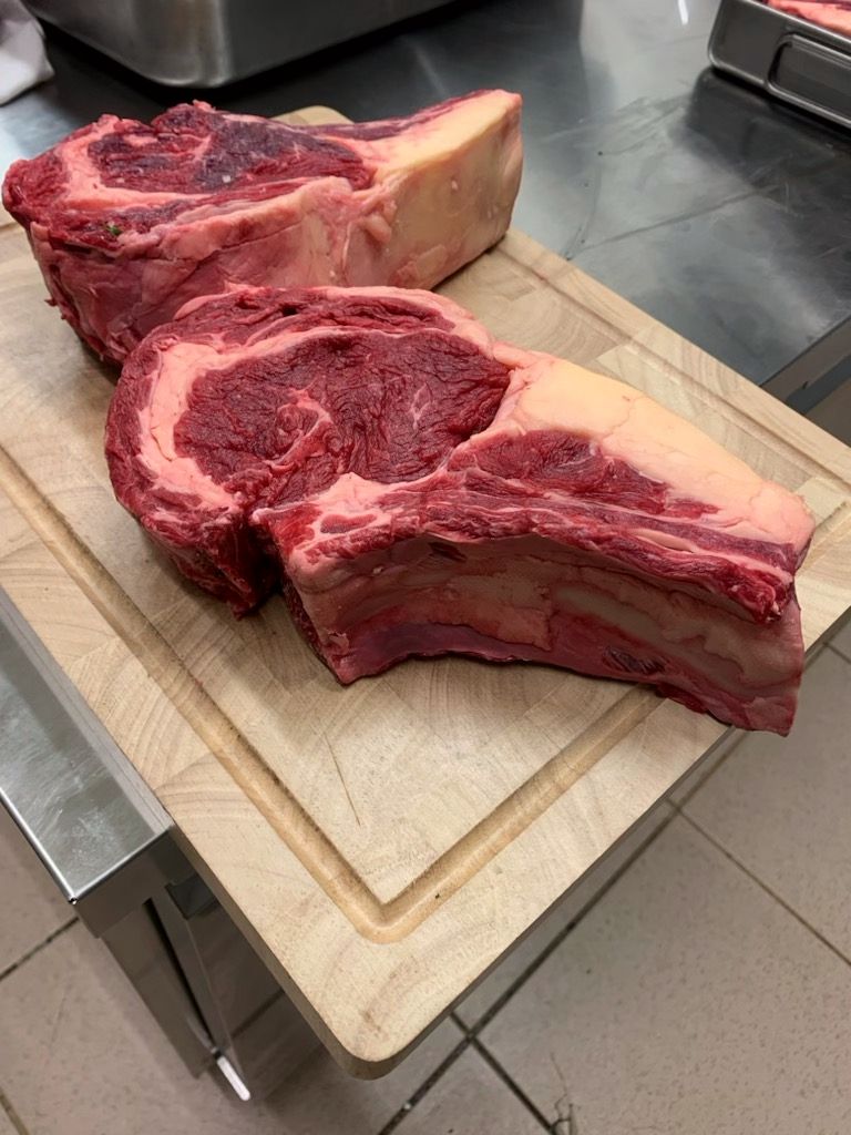 Côtes de bœuf maturées avant cuisson